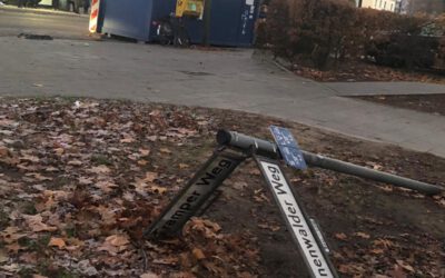 Straßenschild am Dannenwalder Weg wieder aufhelfen