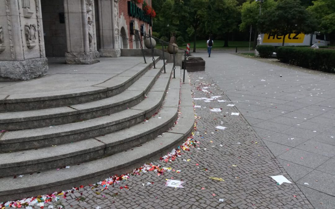 Verschmutzung durch Konfettireste rund um das Rathaus