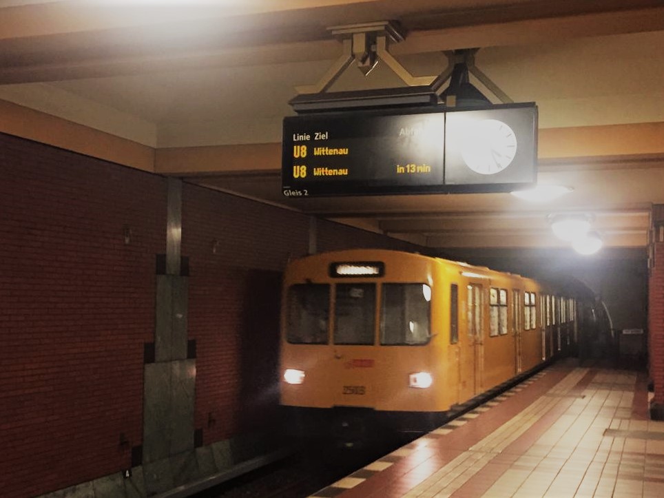 (Bild zeigt eine einfahrende U-Bahn der Linie 8 in Richtung Wittenau, Bild: SPD-Fraktion Reinickendorf)